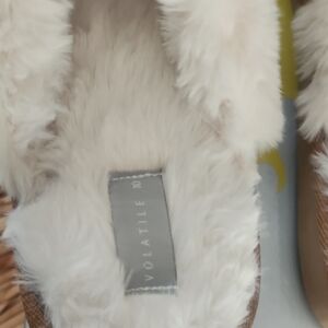 Volatile Women's Cream Fur-Lined Size 10 Slippers